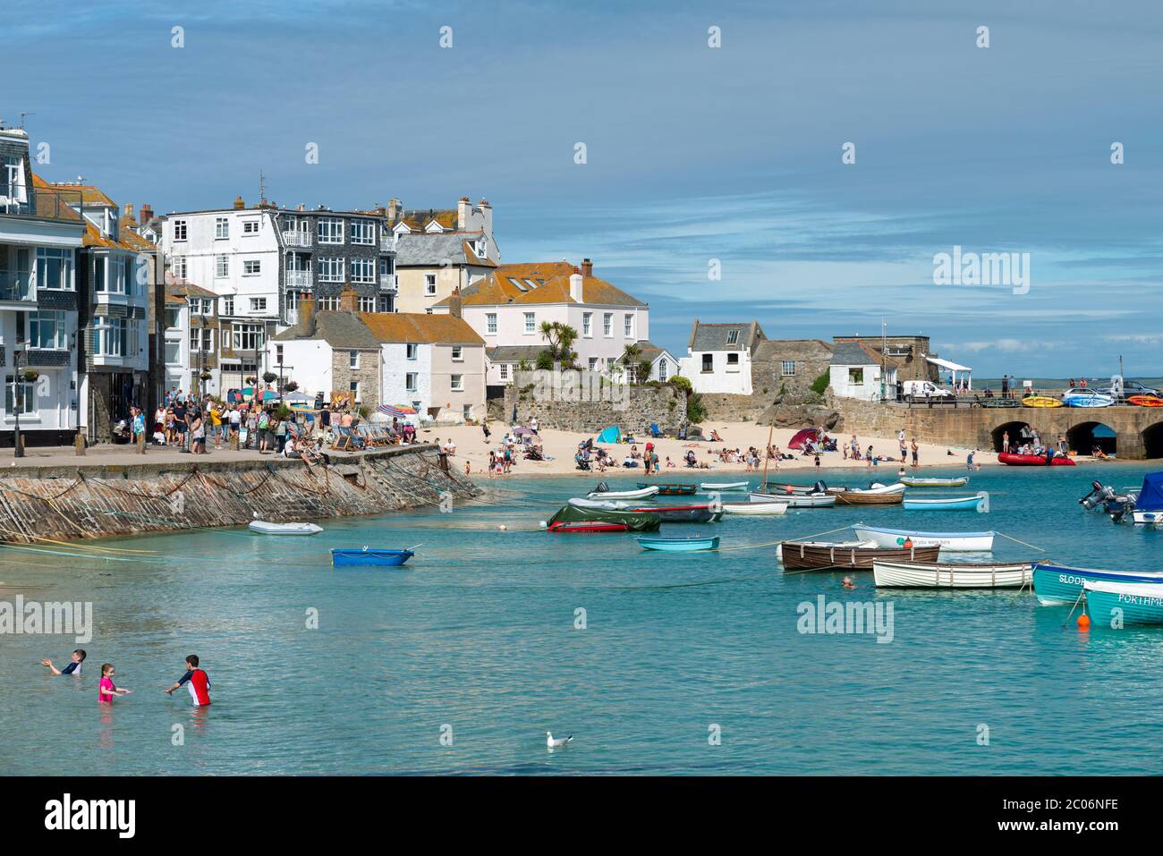 Saint Ives, Cornwall, Großbritannien. Boote im Hafen von St Ives. Stockfoto