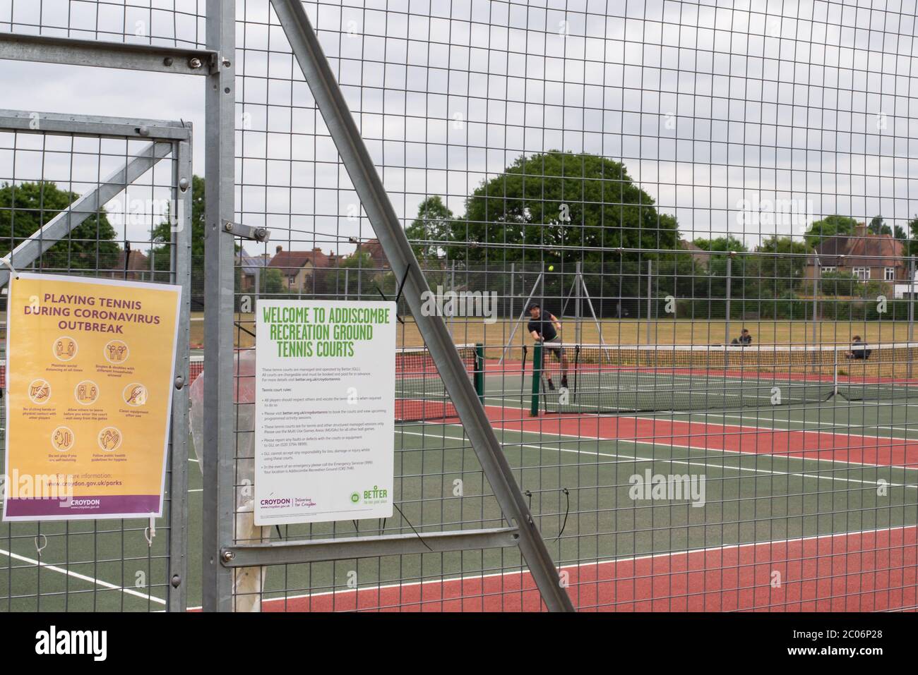 Ein Tennisplatz mit sozialer Distanzierung, da die Maßnahmen zur Aussperrung während der Coronavirus-Pandemie von 2020 gelockert werden Stockfoto