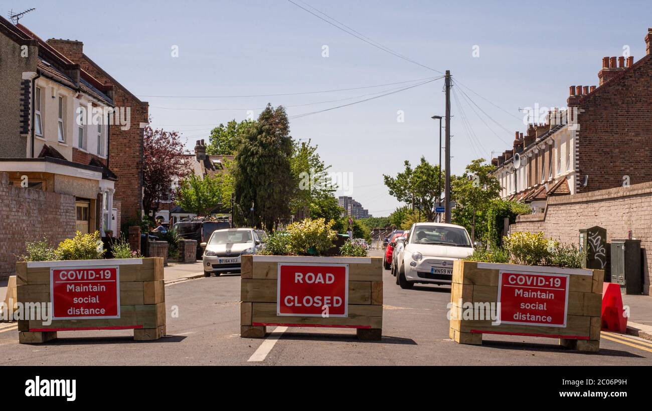 Straßensperren mit dem Schild „Maintain Social Distancing“ als Teil der Croydon-Sperrmaßnahmen während der Coronavirus-Pandemie von 2020 Stockfoto