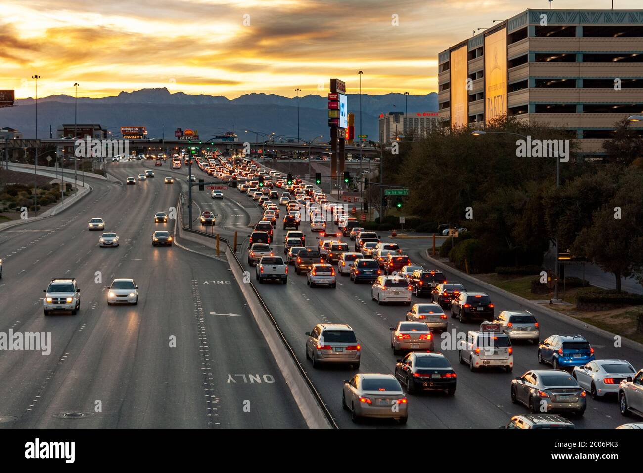 Las Vegas, Nevada / USA - 27. Februar 2019: Starker Verkehr am späten Nachmittag auf der Tropicana Ave. Westlich des Las Vegas Strip. Stockfoto