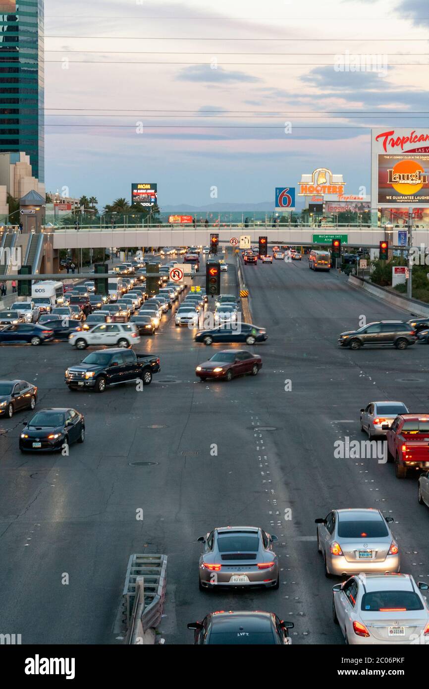 Las Vegas, Nevada / USA - 27. Februar 2019: Blick nach Osten auf den Verkehr auf Tropicana Ave. An der Kreuzung von Tropicana Ave und S.Las Vegas Blvd in Stockfoto