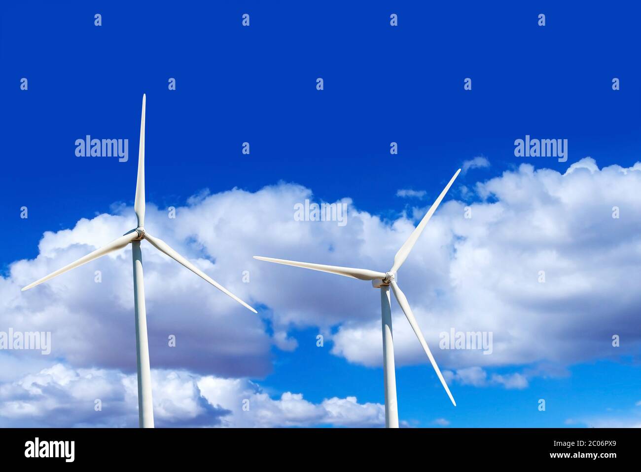 Windmühle Generator Turbinen mit bewölktem Himmel Stockfoto