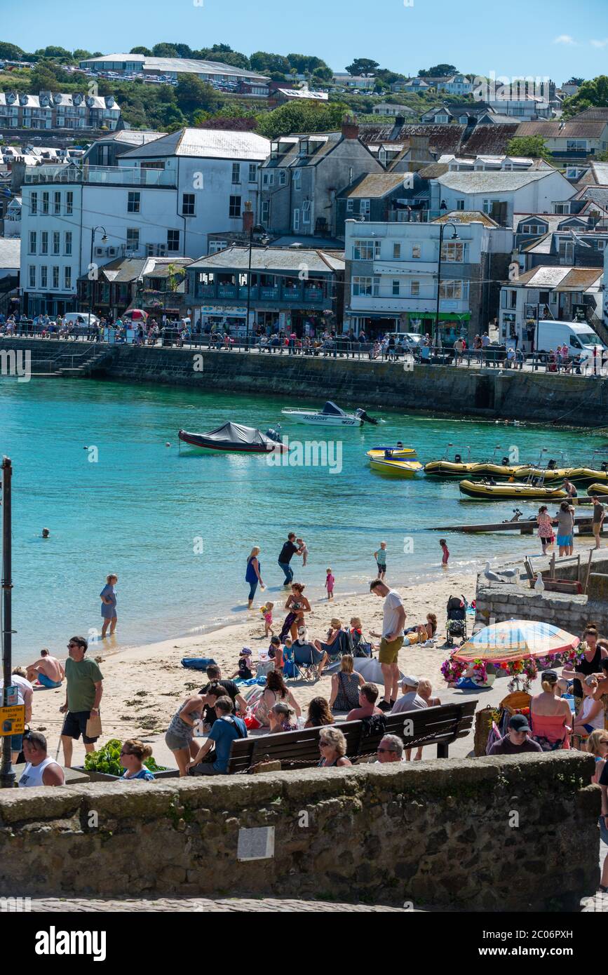 Saint Ives, Cornwall, Großbritannien. Touristen am Strand an einem sonnigen Tag in St. Ives Hafen. Stockfoto