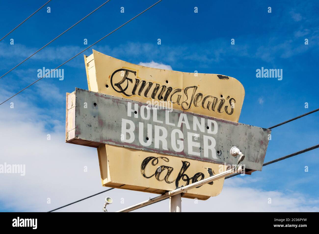 Victorville, CA / USA – 9. März 2017: Weinschild für Emma Jean's Holland Burger Cafe, in Victorville, Kalifornien, an der San Bernardino County Road 66, Stockfoto