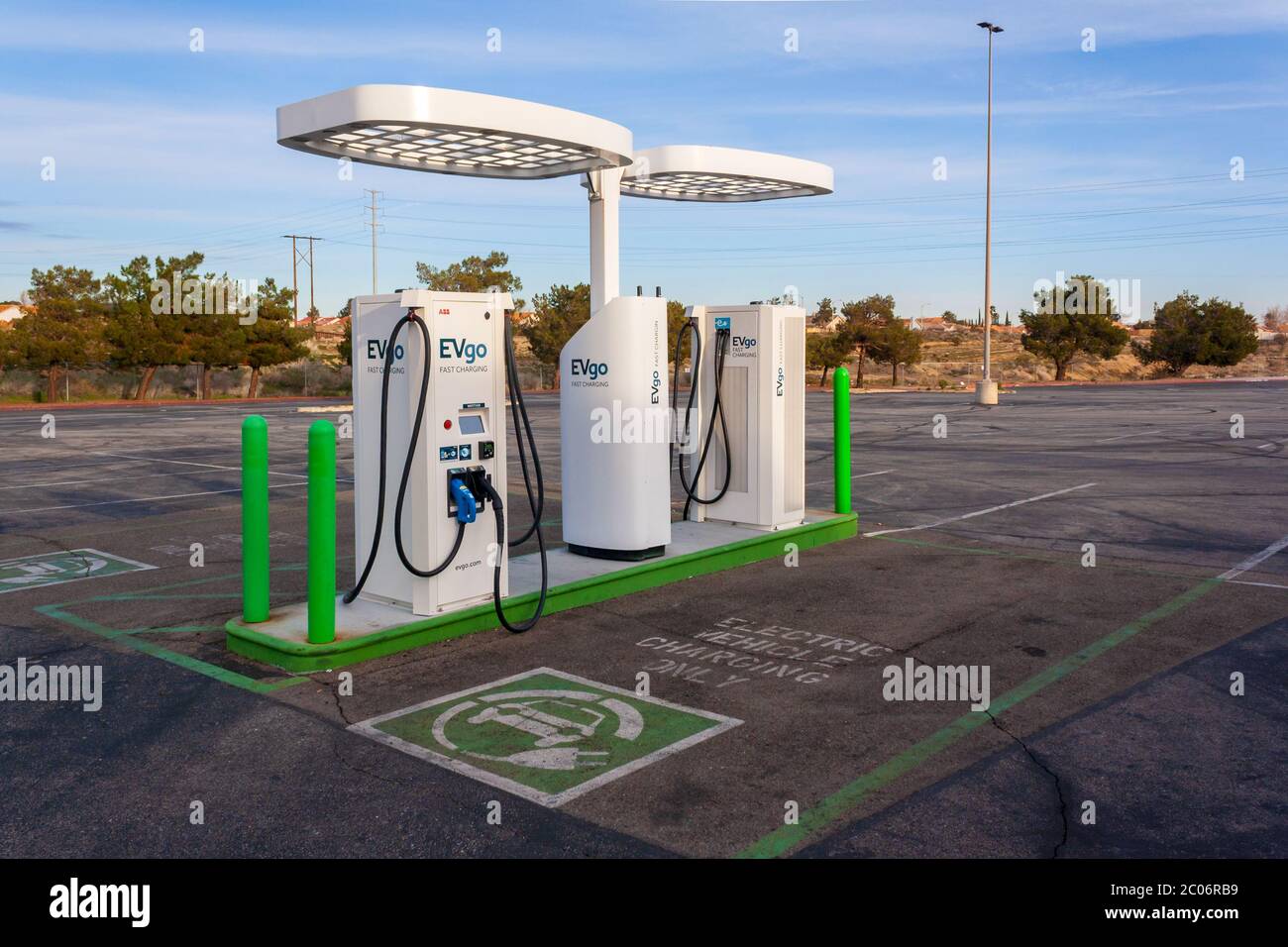 Victorville, Kalifornien - 11. März 2019: Eine EVgo Ladestation in der Victor Valley Mall in der Stadt Victorville. Stockfoto