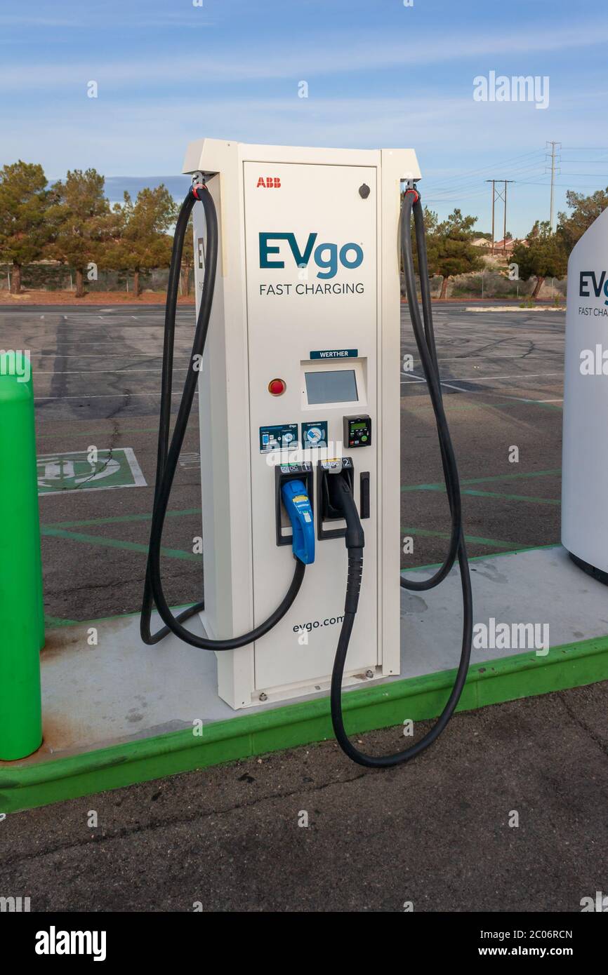 Victorville, Kalifornien - 11. März 2019: Eine EVgo WERTHER Ladestation in der Victor Valley Mall in der Stadt Victorville. Stockfoto