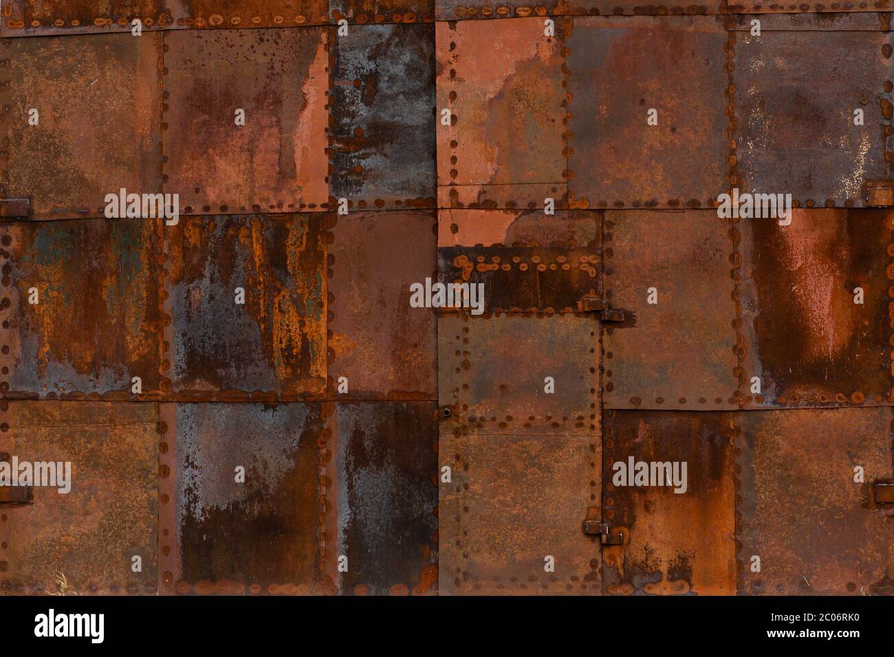 Textur aus verrosteten Metall aus quadratischen Flecken. Stockfoto