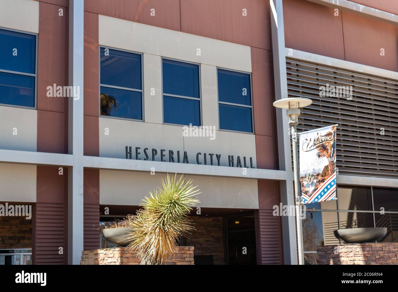 Hesperia, CA / USA - März 13 2019: Das Hesperia City Hall Bürogebäude befindet sich in der Seventh Ave 9700 in Hesperia, Kalifornien. Stockfoto