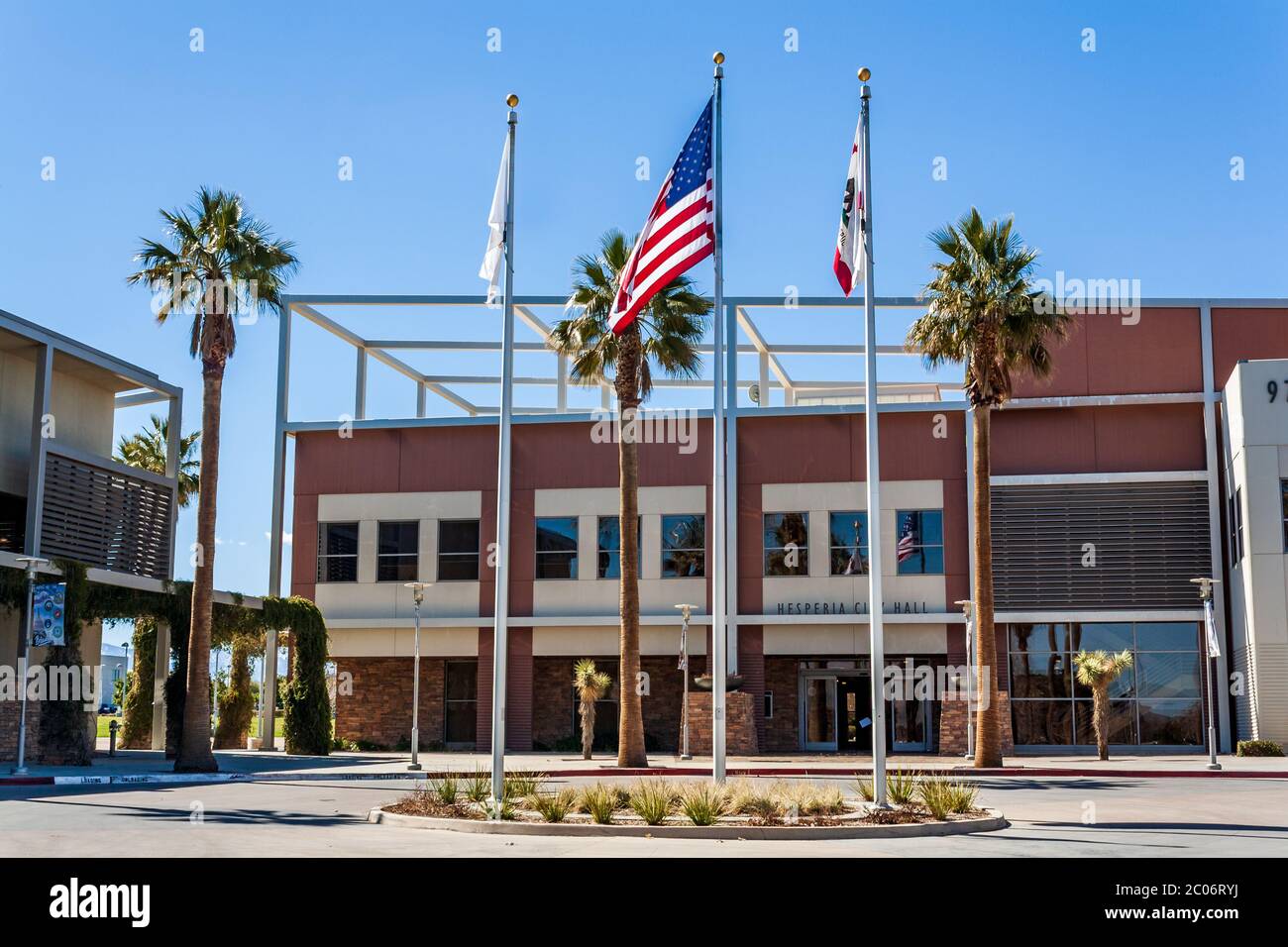 Hesperia, CA / USA - März 13 2019: Das Hesperia City Hall Bürogebäude befindet sich in der Seventh Ave 9700 in Hesperia, Kalifornien. Stockfoto