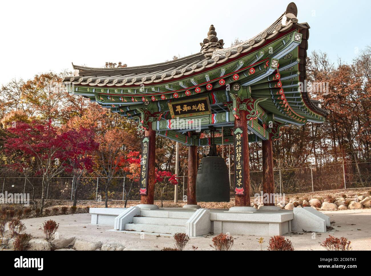 Große buddhistische Glocke in einem Pavillon mit grünen und roten Ornamenten in der DMZ in Südkorea Stockfoto