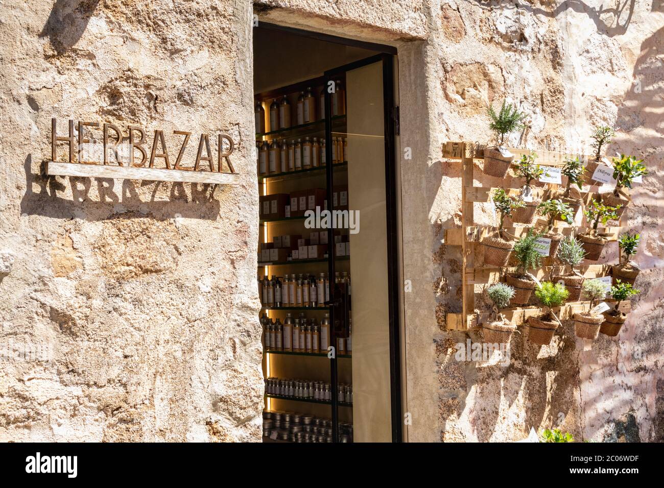 Eintritt in ein Kräuterladen in San Pantaleo, Behälter von Heilmittel Linie das Regal innerhalb der Tür und medizinische Pflanzen sind draußen ausgestellt. Stockfoto