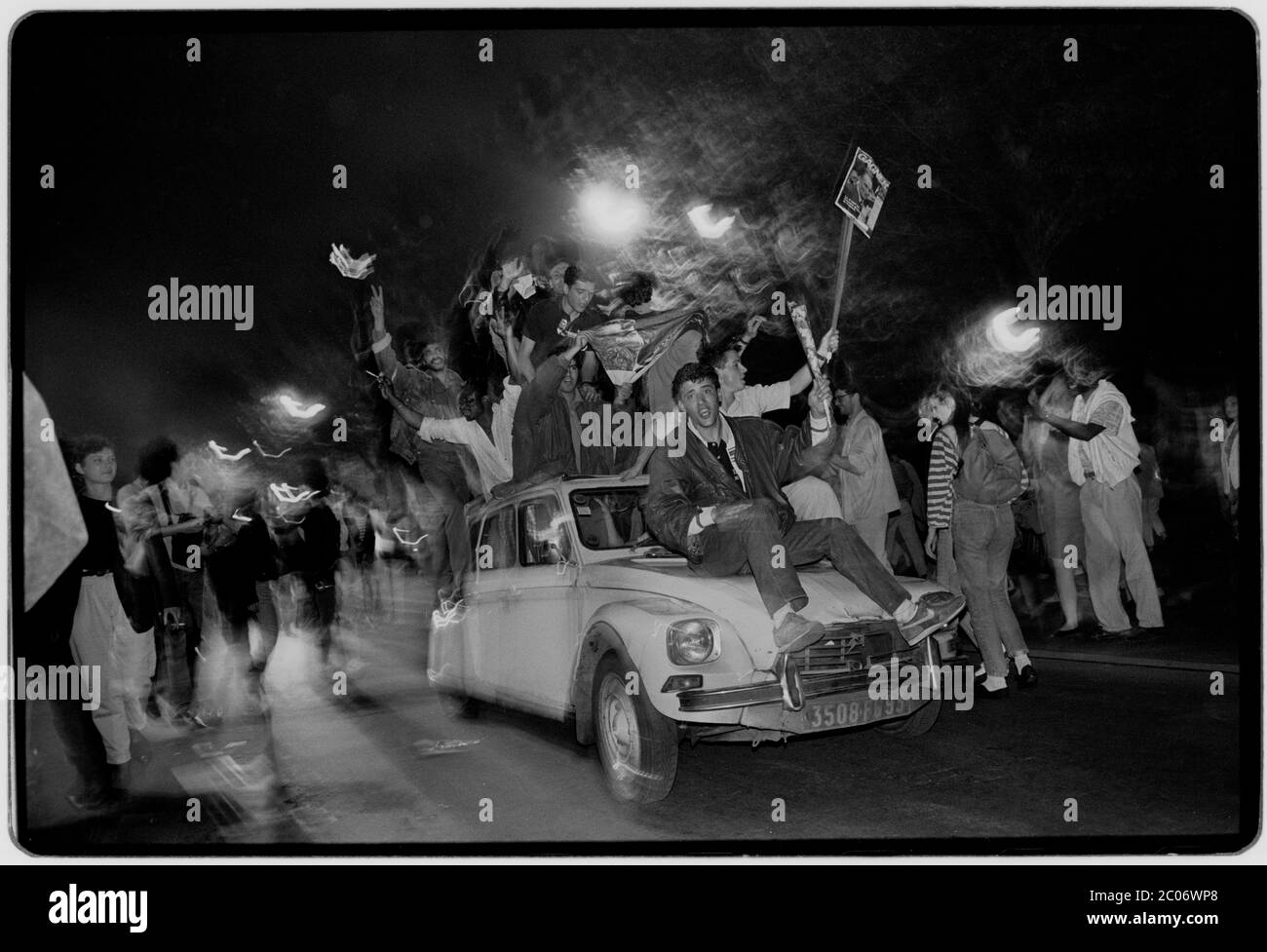 Die Anhänger von Präsident Francois Mitterrand feiern seinen ersten Sieg in der Wahlkampagne des Präsidenten, Paris, Frankreich, 1988. Wir haben hier gesehen, wie wir im Place de la Republic im Zentrum von Paris feiern Stockfoto