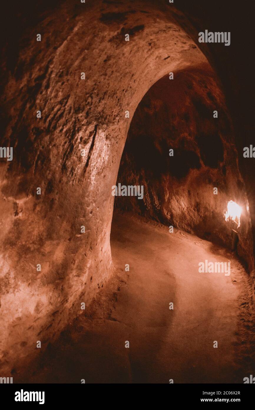 Klaustrophobische Sicht in den Cu Chi Tunneln in Südvietnam Stockfoto