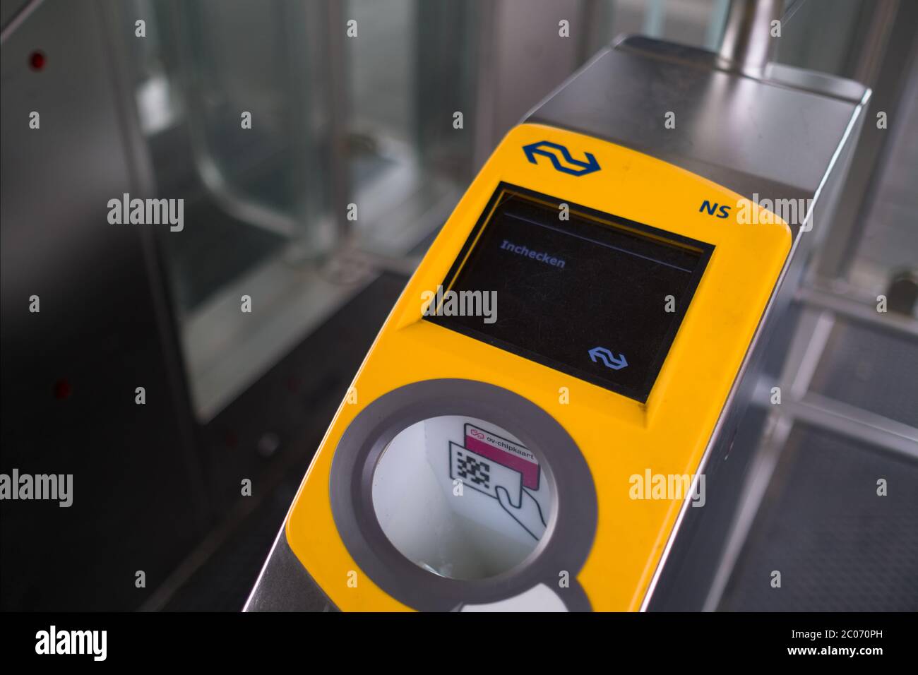 Nahaufnahme der gelben Drehkreuz oder Tourniquet am automatischen Check-in-Tor am Bahnhof Heerenveen, Niederlande Stockfoto