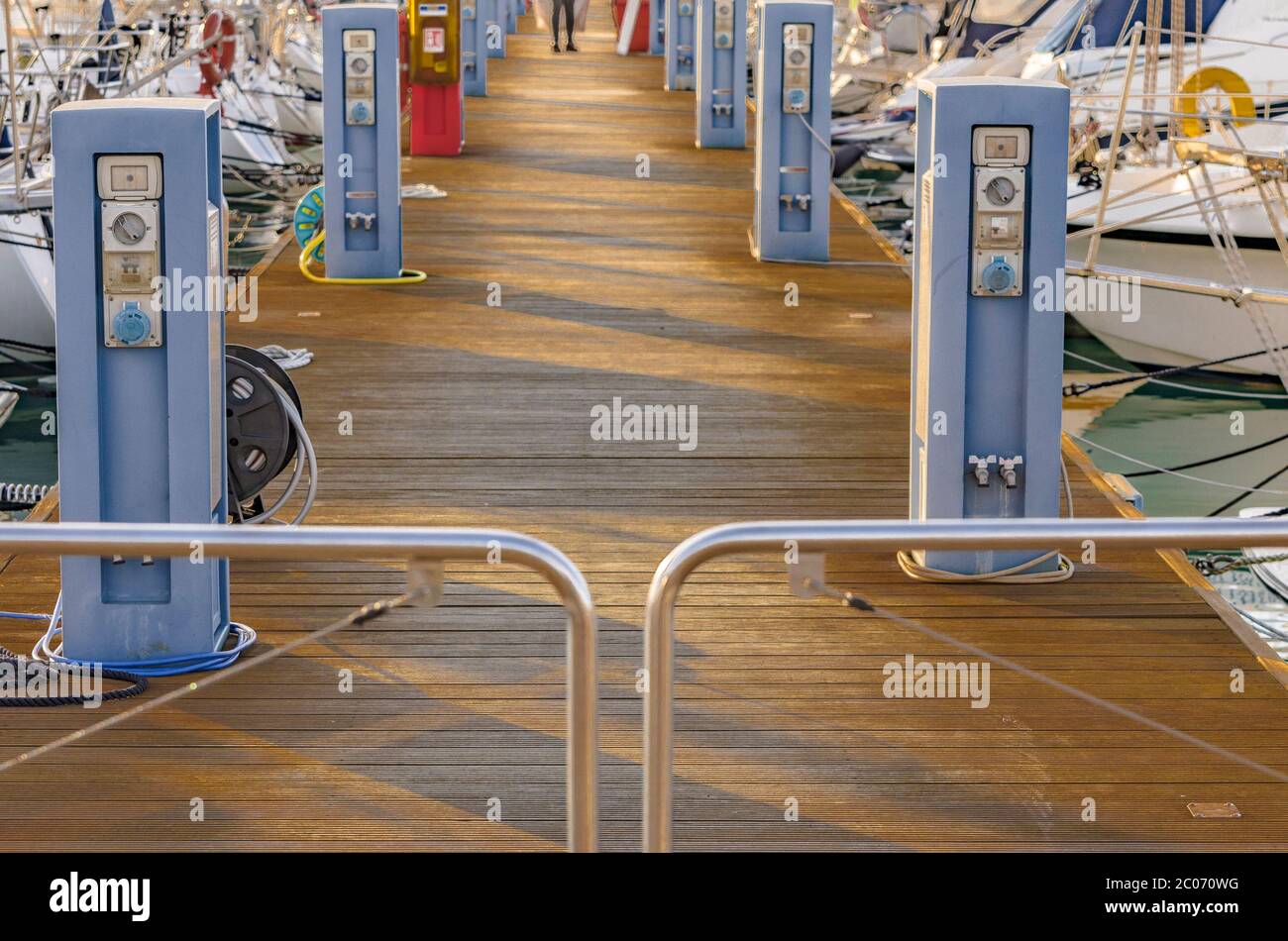 Elektrische Ladestationen auf dem Hafenweg Stockfotografie - Alamy