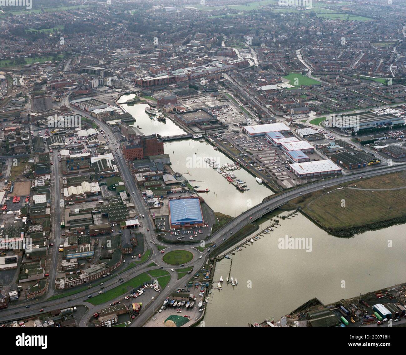 1995, eine Luftaufnahme von Grimsby Docks, vor der Neuentwicklung, Humberside, Ostengland, Großbritannien Stockfoto