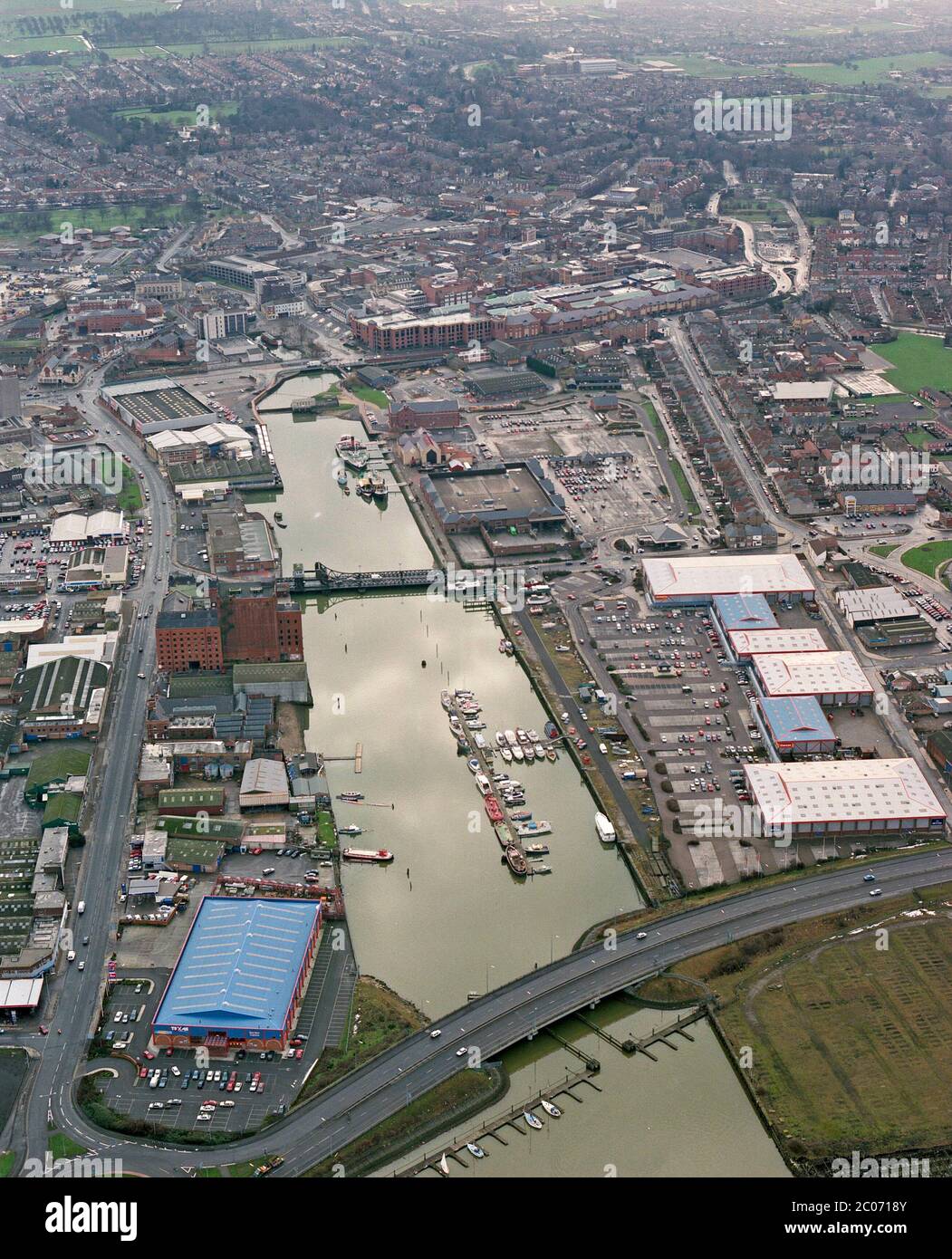 1995, eine Luftaufnahme von Grimsby Docks, vor der Neuentwicklung, Humberside, Ostengland, Großbritannien Stockfoto