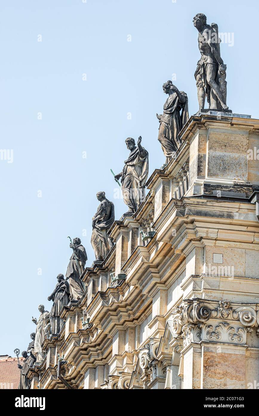 Sehr alte Dachstatuten von hochrangigen Priestern Reihen sich in der historischen Innenstadt von Dresden, Deutschland Stockfoto