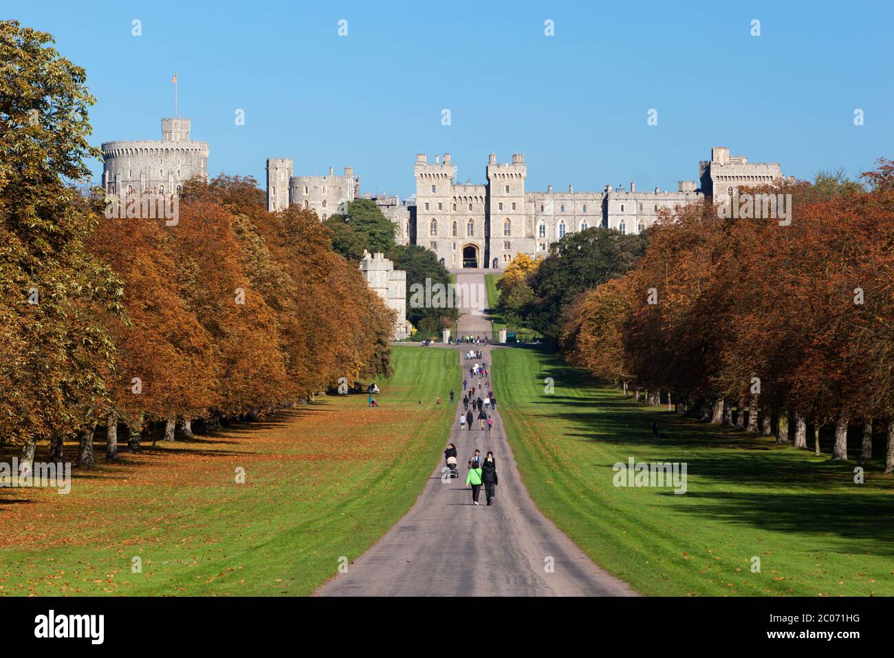 Der lange Spaziergang im Home Park mit Windsor Castle in der Ferne, Windsor, Berkshire, England, Großbritannien Stockfoto
