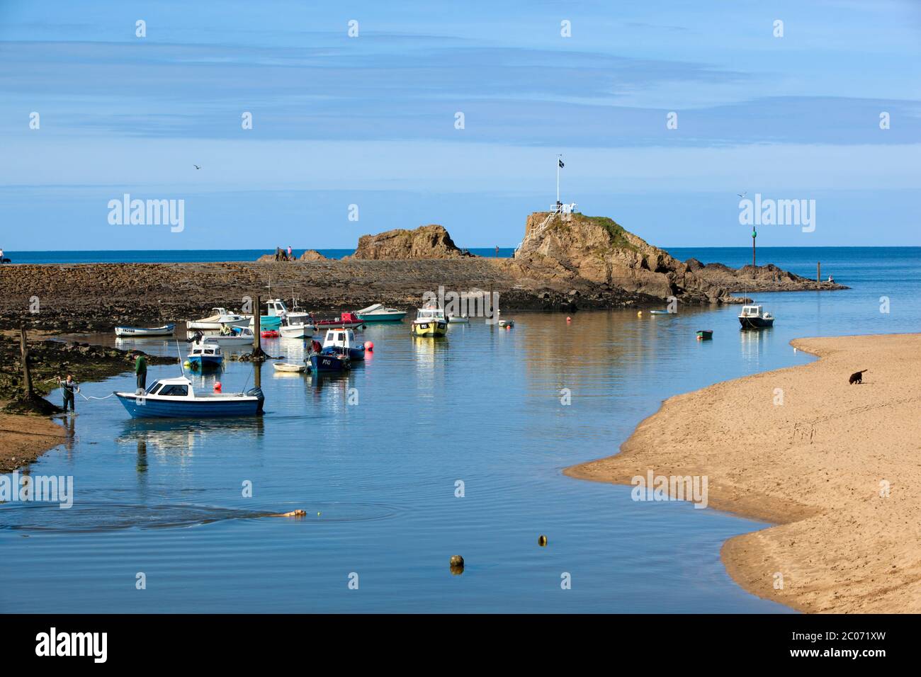 Blick über Hafen und Breakwater, Bude, Cornwall, England, Großbritannien Stockfoto