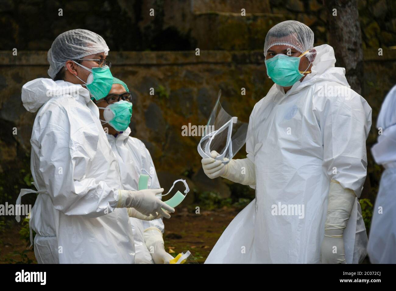 Beamte der West Java Provincial Task Force bereiten sich vor, bevor sie einen Coronavirus-Abstrichtest an Bewohnern mit dem Status der roten Zone im Sela AWI-Unterbezirk, Garut Regency, West Java, Indonesien, 11. Juni 2020, durchführten. Die Provinzregierung von West-Java ist verpflichtet, massive COVID-19-Abstrichtests und mikroskalige soziale Einschränkungen (PSBM) in 54 Dörfern mit Status als Rote Zone durchzuführen. (Foto von Rizal Fadillah / INA Photo Agency / Sipa USA) Stockfoto