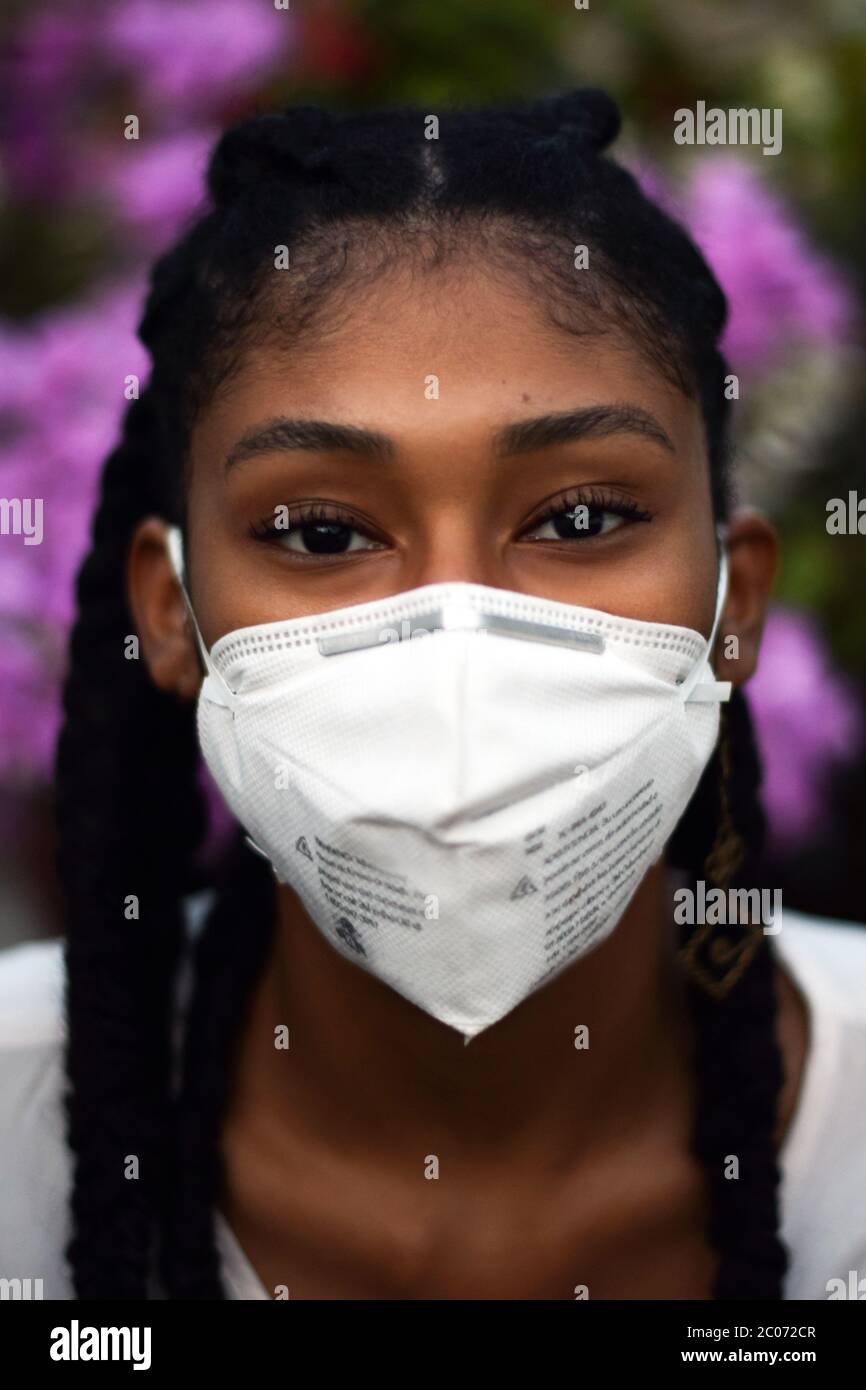 Nahaufnahme Porträt der jungen schwarzen Frau in Gesichtsmaske Stockfoto