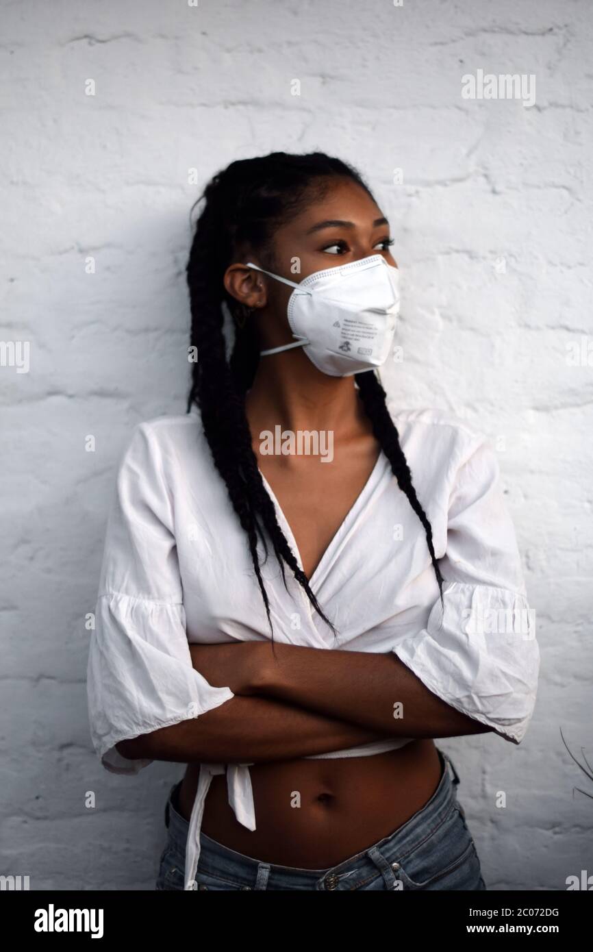 Außenporträt der jungen schwarzen Frau in Gesichtsmaske Stockfoto