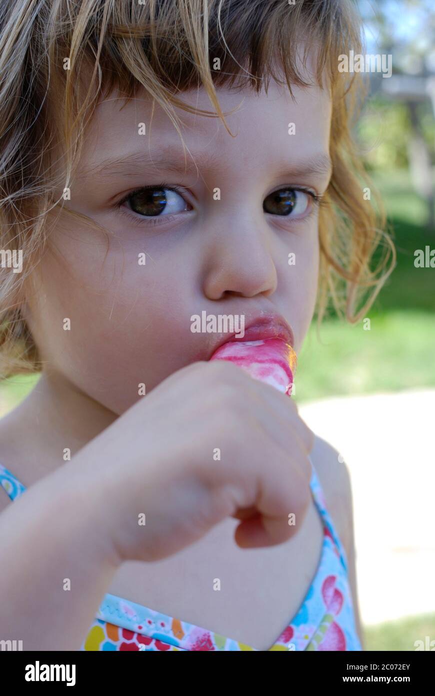 Zweieinhalb Jahre altes Mädchen, das Eis essen, lolly. Stockfoto Zweieinhalb Jahre altes Mädchen, das Eis essen, lolly. Stockfoto
