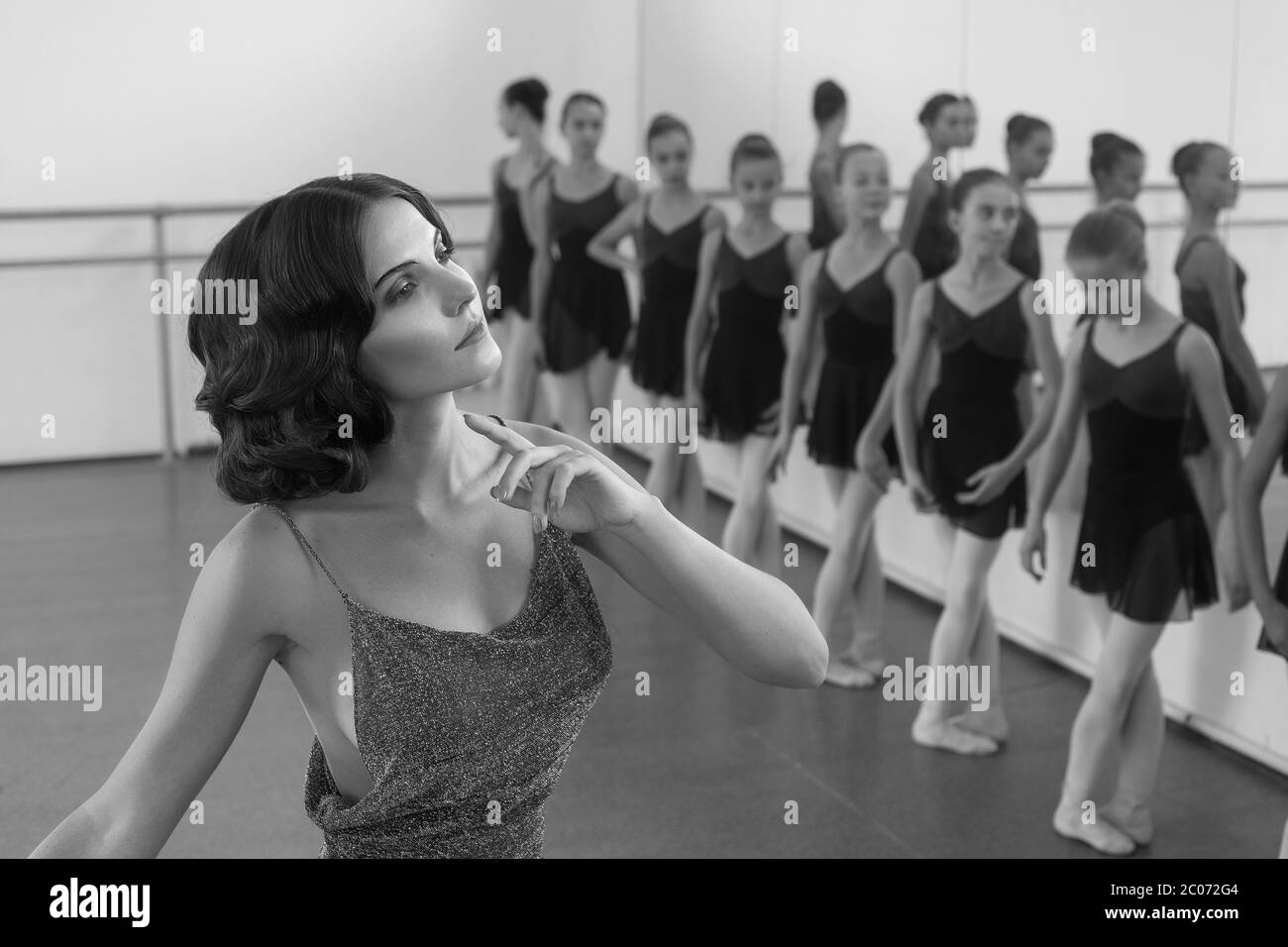 Schöne Tanzlehrerin im Studio Stockfoto