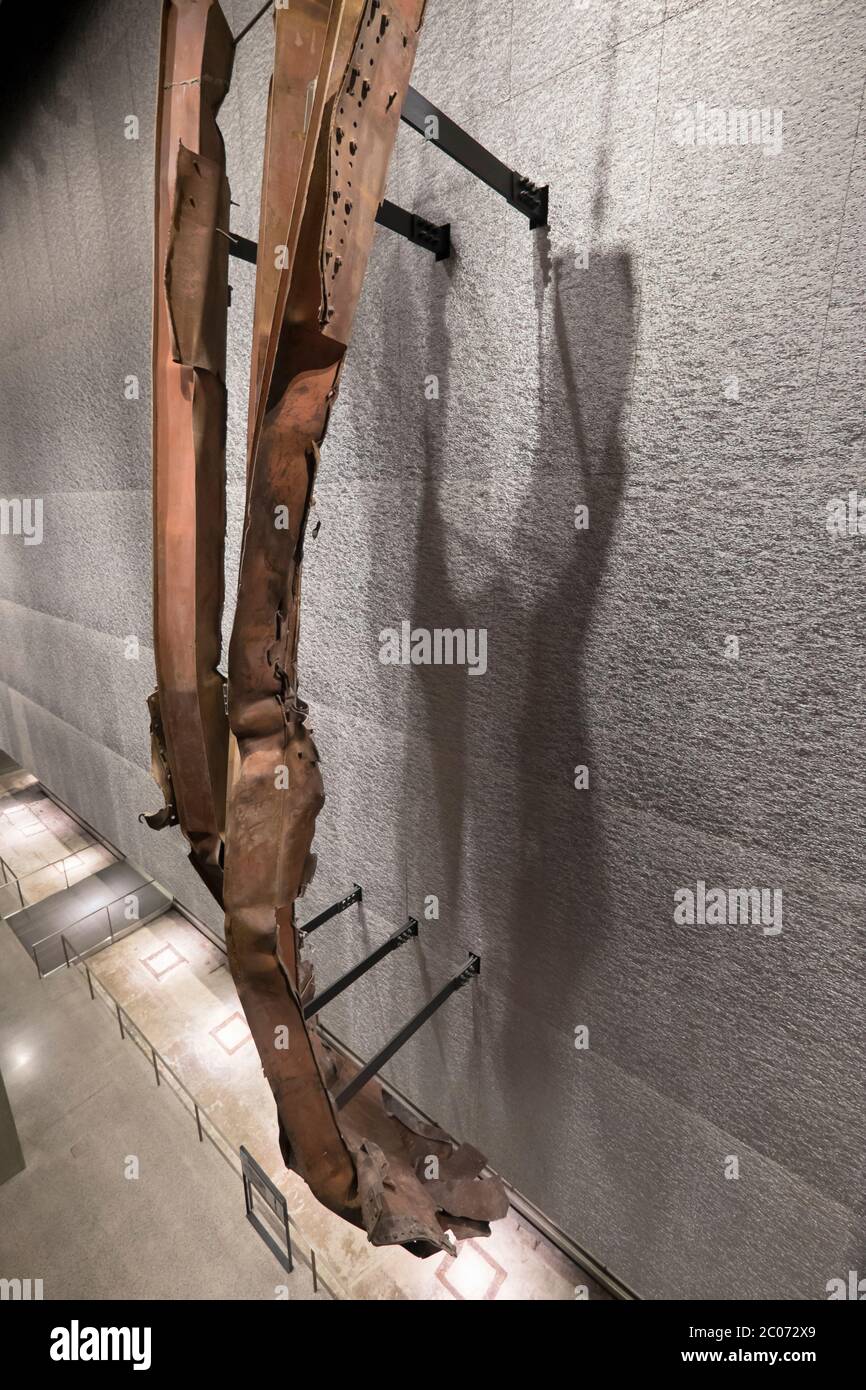 Reste von Twisted Steel der Twin Towers im National 9/11 Memorial Museum am Ground Zero in Lower Manhattan, New York City, USA. WTC Stockfoto