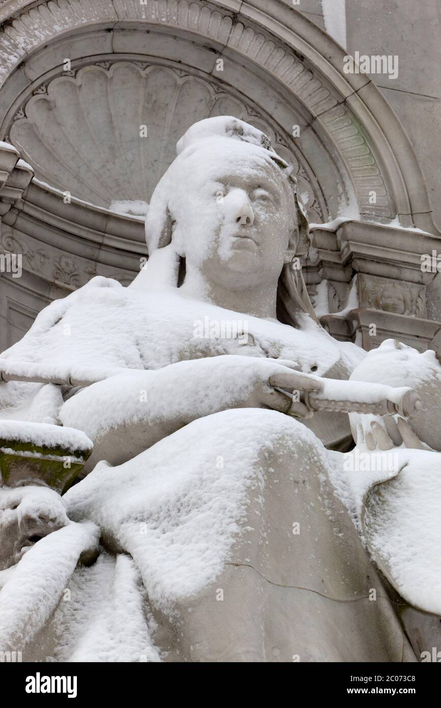 Königin Victoria Statue bedeckt mit Schnee auf dem Queen Victoria Memorial gegenüber Buckingham Palace, London, England, Großbritannien Stockfoto