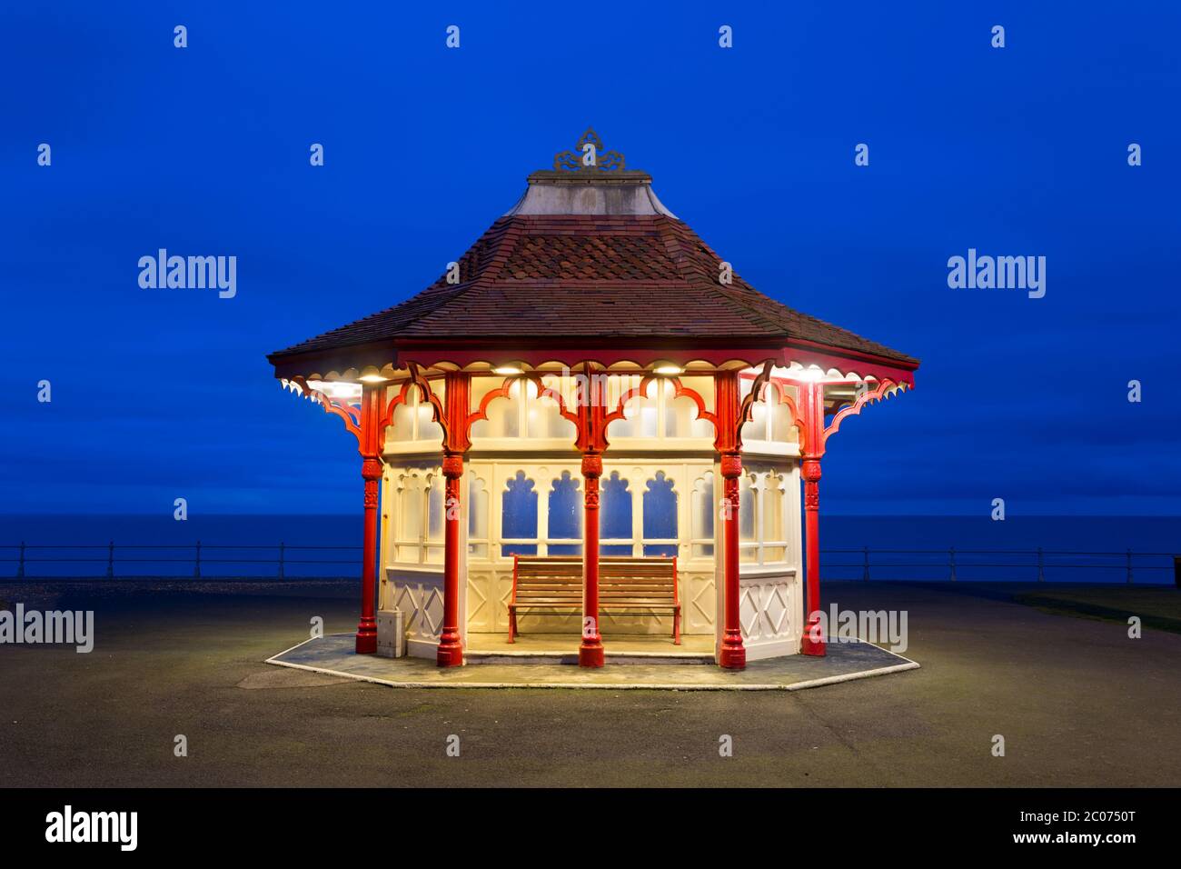 Beleuchtete Edwardianische Strandhütte in der Abenddämmerung, Bexhill-on-Sea, East Sussex, England, Großbritannien Stockfoto