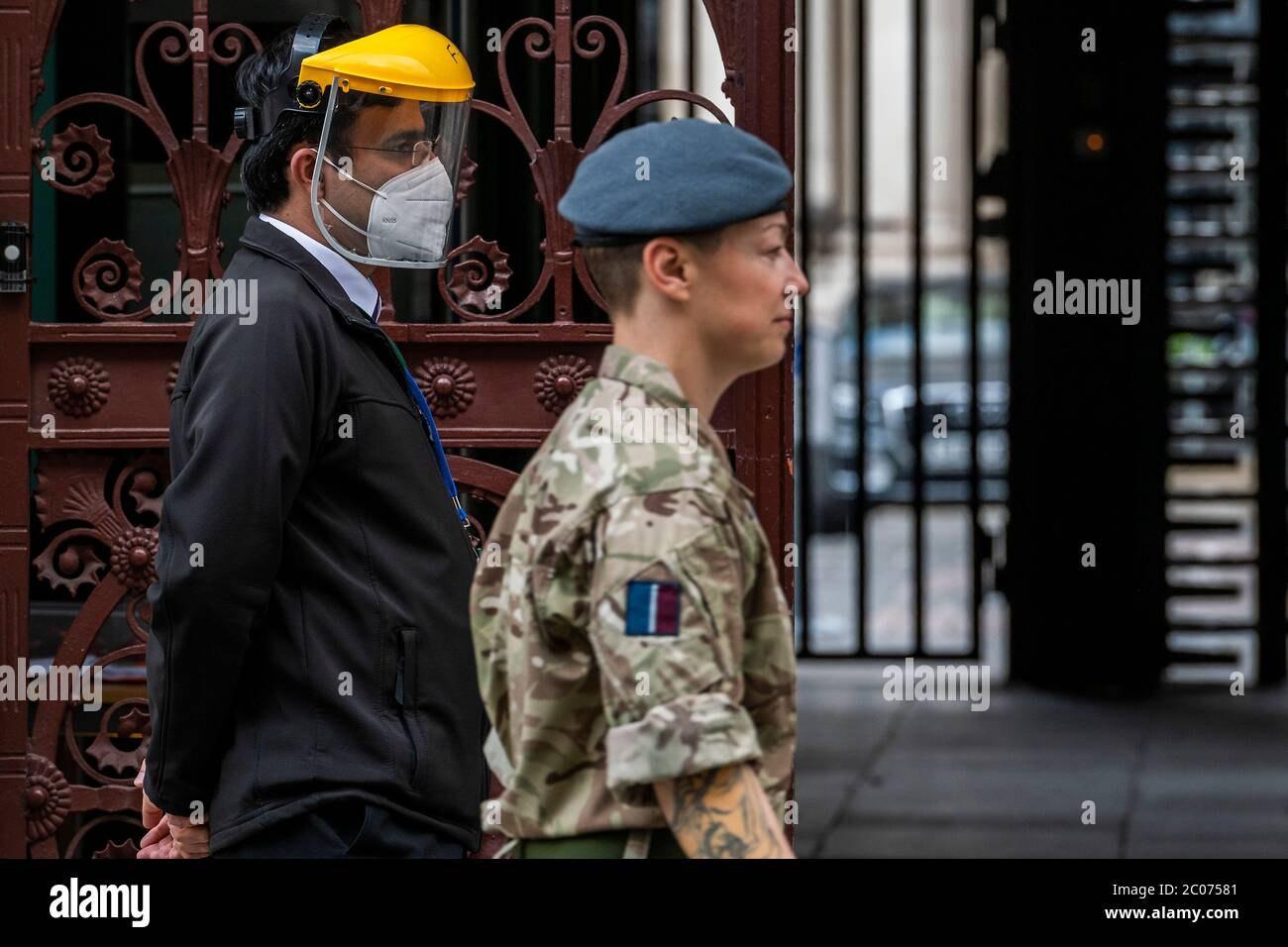 London, Großbritannien. Juni 2020. Ein Wachmann trägt eine Maske und ein Visier vor dem Außen- und Commonwealth-Büro, ein passirter Soldat nicht - nach der Lockerung der Coronavirus (COVID-19) Sperre. Kredit: Guy Bell/Alamy Live News Stockfoto