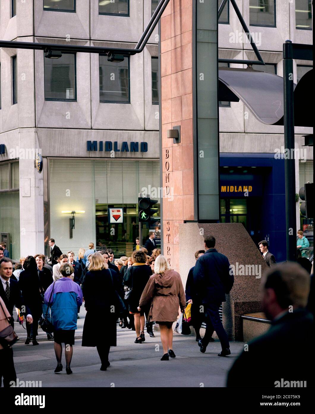 Leeds City Center Bankenviertel beschäftigt mit Büroangestellten, in 1996. West Yorkshire, Nordengland, Großbritannien Stockfoto