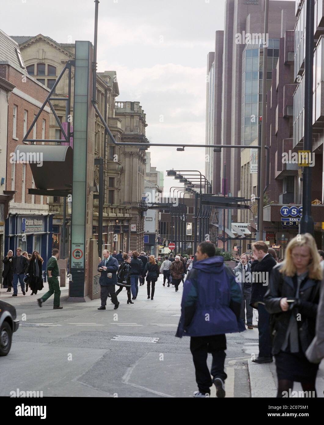 Leeds Stadtzentrum beschäftigt mit Büroangestellten, in 1996. West Yorkshire, Nordengland, Großbritannien Stockfoto