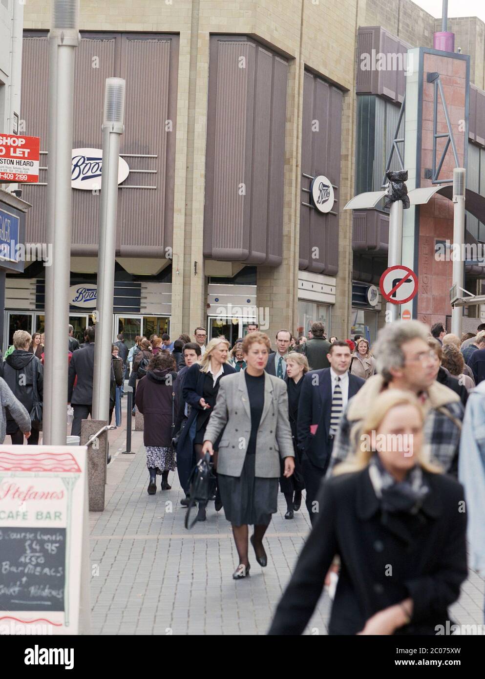 Leeds Stadtzentrum beschäftigt mit Büroangestellten, in 1996. West Yorkshire, Nordengland, Großbritannien Stockfoto