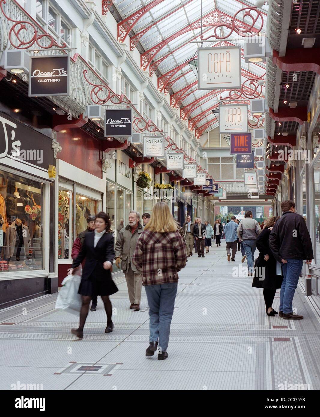 Leeds Stadtzentrum beschäftigt mit Büroangestellten, in 1996. West Yorkshire, Nordengland, Großbritannien Stockfoto