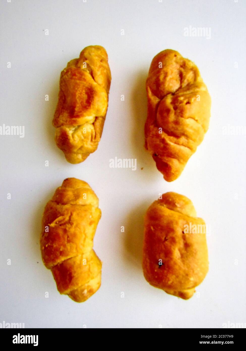 Mini-Croissants auf weißem Hintergrund Stockfoto