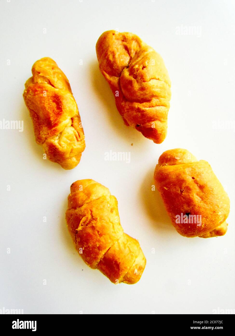 Mini-Croissants auf weißem Hintergrund Stockfoto