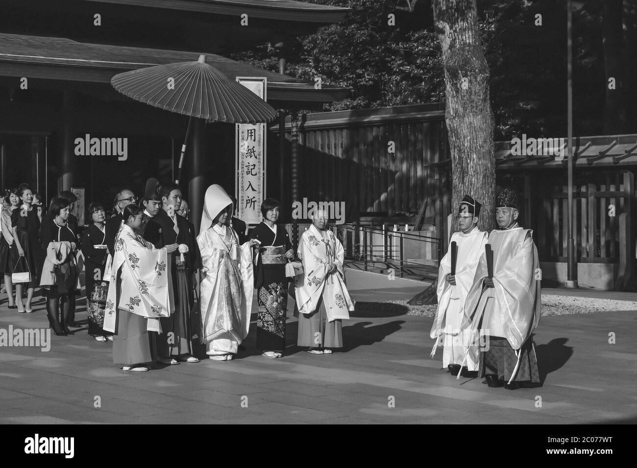 Traditionelle japanische Hochzeitszeremonie in Kimonos im Meiji Jingu Schrein in Tokio Japan Stockfoto