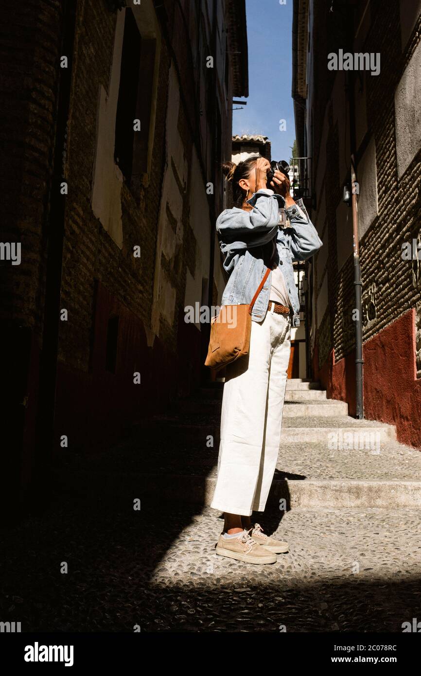 Frau, die im historischen Viertel von Granada fotografiert Stockfoto