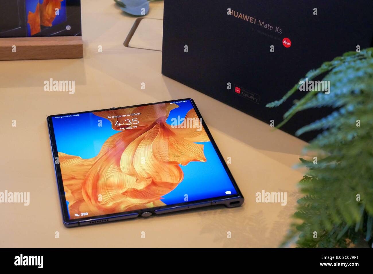 Bangkok, Thailand - 4. JUNI 2020: Huawei Mate XS wurde in Thailand vorgestellt, ein Android-basiertes faltbares High-End-Smartphone von Huawei, IT i Stockfoto