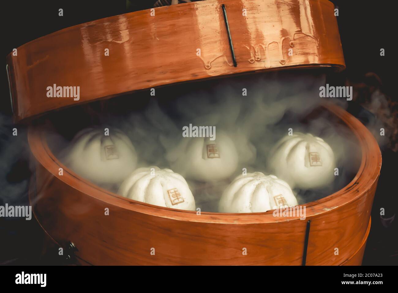 Frische leckere japanische Dampfknödel im traditionellen Dampfkorb Stockfoto