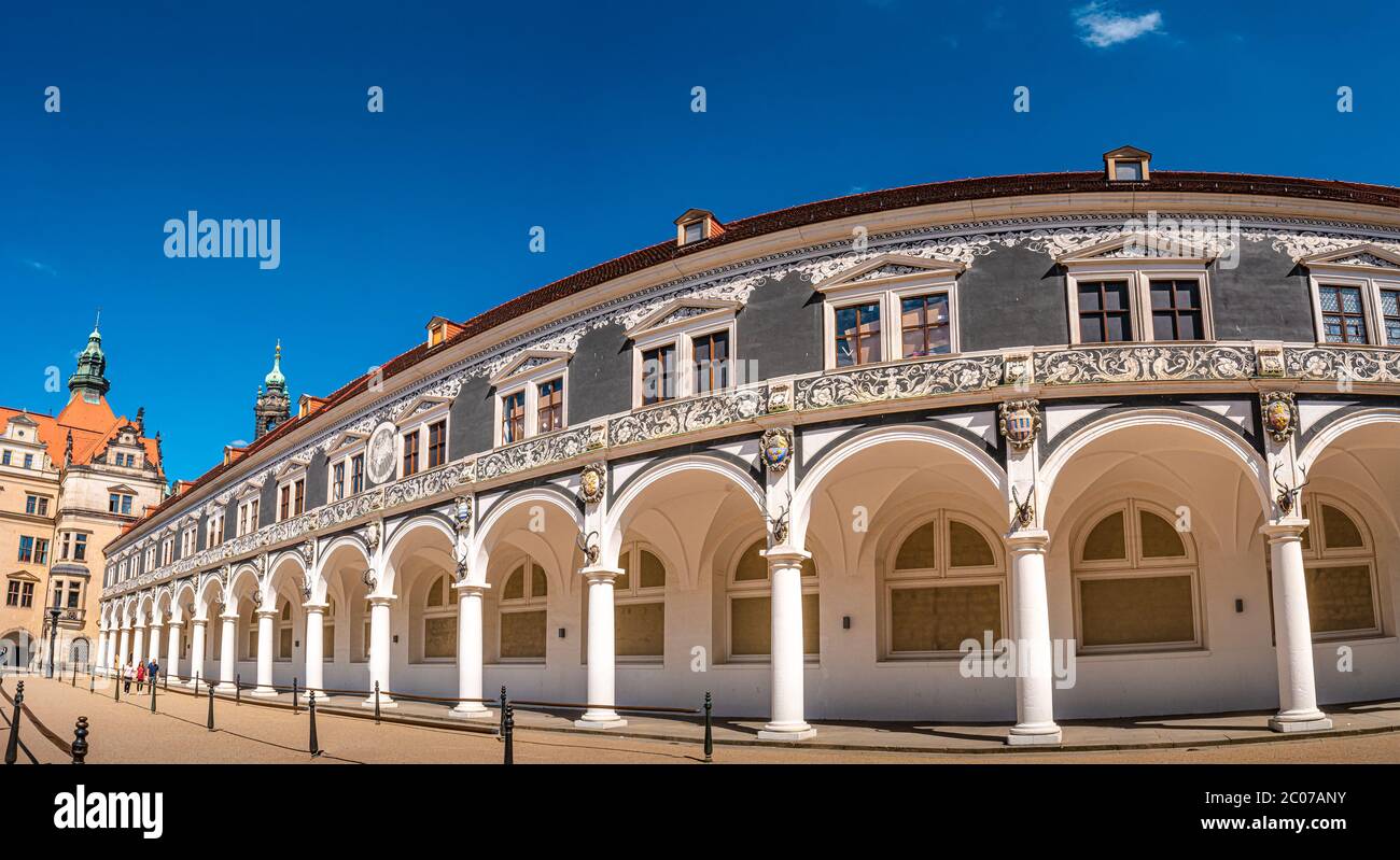 Panoramablick auf das historische Zentrum und bunt bemalte Gebäude (Haus der Kathedrale) in der Innenstadt von Dresden im Sommer mit blauem Himmel, Deutschland, deta Stockfoto