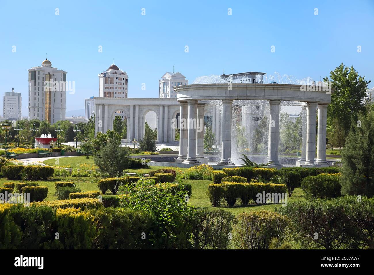 Moderne Apartamentes hinter einem jungen Park mit Brunnen Komplex. Aschkhabad. Turkmenistan. Stockfoto