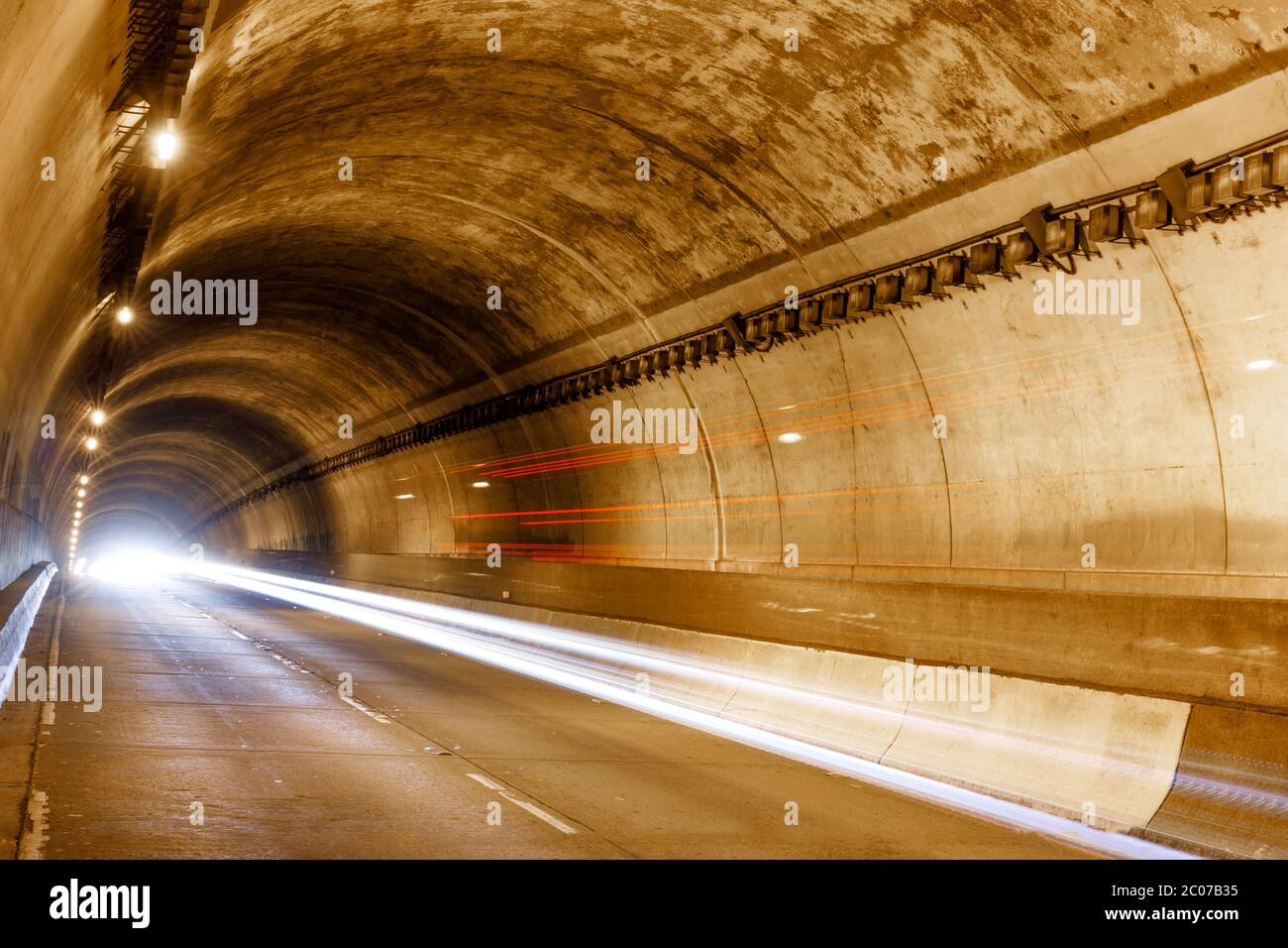 Car Light Trails im MacArthur Tunnel Stockfoto