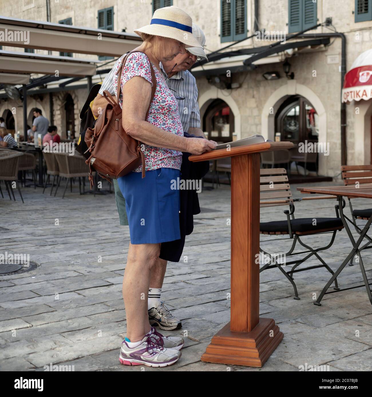 Kotor, Montenegro, 22. Sep 2019: Ein älteres Paar, das in der Altstadt das Menü des Restaurants liest Stockfoto