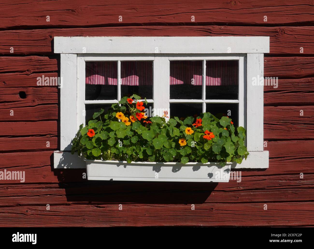 Fenster der schwedischen Holzhütte Stockfoto