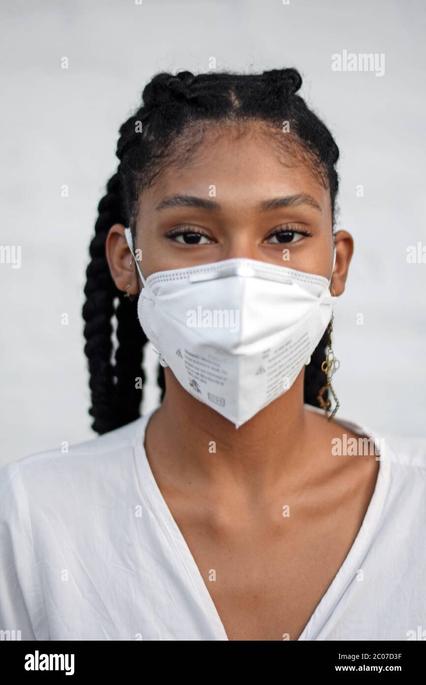 Junge schwarze Frau in Gesichtsmaske Stockfoto