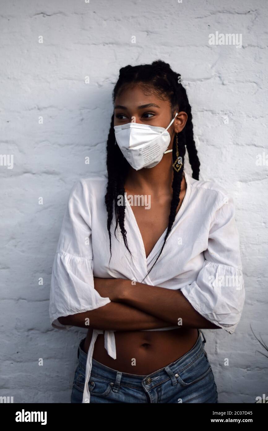 Außenporträt der jungen schwarzen Frau in Gesichtsmaske Stockfoto